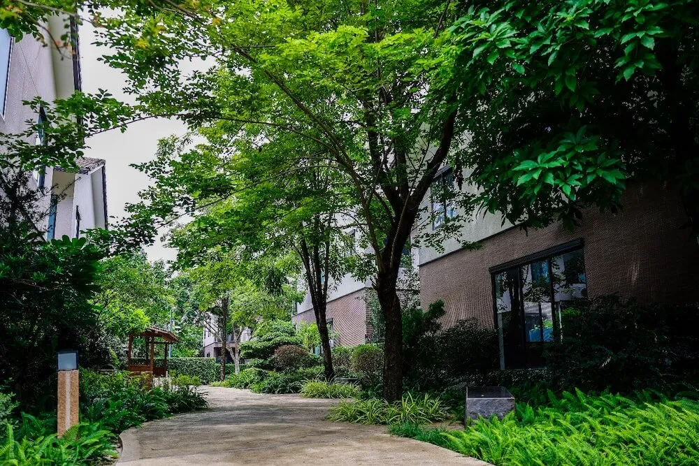 Những khu vườn nhỏ được thiết kế xen kẽ giữa các ngôi nhà tại Waterpoint, mang không gian xanh đến từng tổ ấm