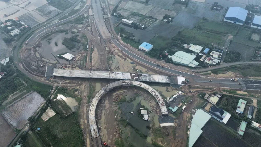 Thi công dự án Vành đai 3 TP.HCM đoạn qua tỉnh Long An, một phần trong chiến lược phát triển hạ tầng giao thông kết nối vùng.