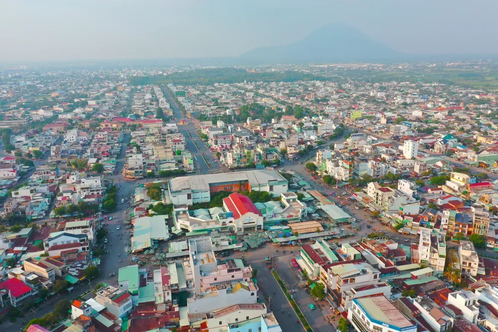Chợ Long Hoa Tây Ninh sầm uất, một trung tâm thương mại quan trọng của tỉnh, hình ảnh minh họa cho tiềm năng phát triển kinh tế - xã hội sau sáp nhập Long An và Tây Ninh.