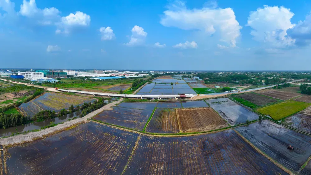 Cầu Tây Long đang hoàn thiện, biểu tượng cho sự kết nối hạ tầng giao thông giữa Tây Ninh và Long An, thúc đẩy giao thương và phát triển bất động sản liên vùng.